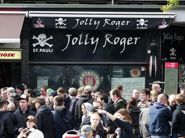 Umstrittener Einsatz: Als die Polizei das „Jolly Roger“ stürmte