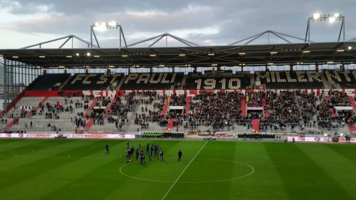 HSV-Profis betreten den Platz – Pfiffe von den St. Pauli-Fans