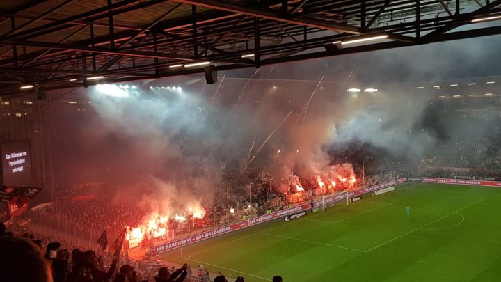 Pyro-Irrsinn beim Derby! Zweite Halbzeit beginnt mit Verspätung