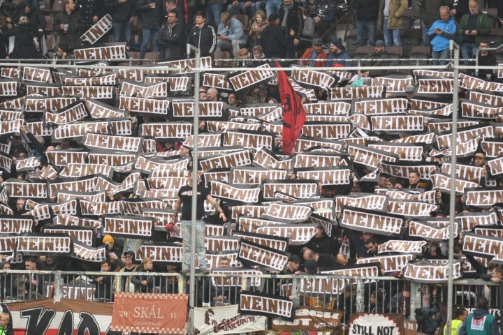 St. Pauli-Fans protestieren gegen Hamburger Polizeigesetz