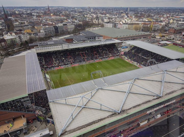 Beim FC St. Pauli: Prominente Runde diskutiert über neue Werte – Ultras protestieren