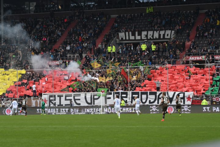 Anti-Kriegs-Choreo der St. Pauli-Ultras