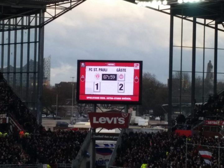 Bei Wiesbaden-Heimspiel: Pannen-Parade auf St. Paulis Anzeigetafel