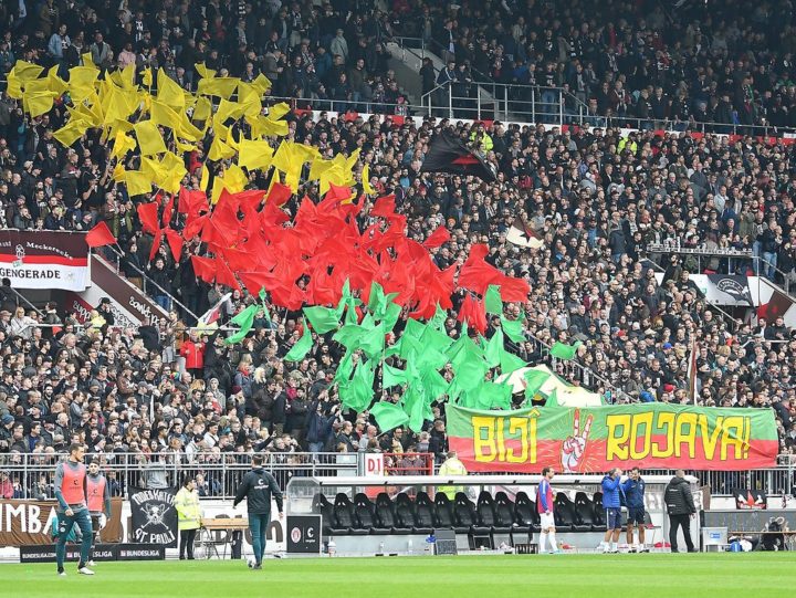 Politisches Banner: DFB stellt Verfahren gegen St. Pauli ein