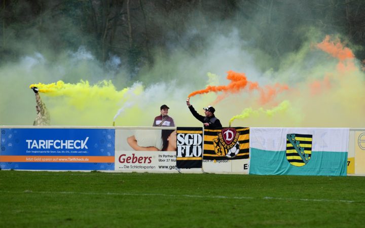 Pyrotechnik! Dresden-Fans sorgen auch in Dassendorf für Aufsehen