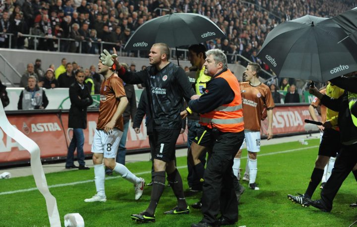 Eklat bei St. Pauli-Spiel! Bierbecher-Wurf führt zu Spielabbruch