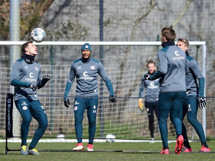 Wie geht das denn? St. Pauli trainiert wieder auf dem Platz