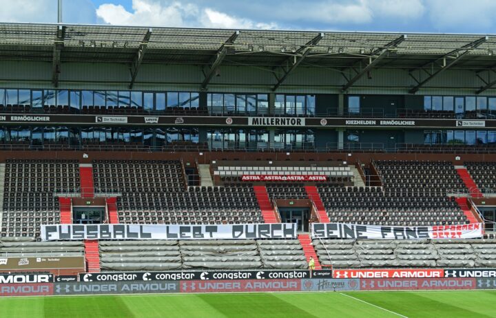 Kritisches Fan-Plakat im Millerntor-Stadion