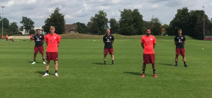 Hier leitet Trainer Timo Schultz sein erstes St. Pauli-Training