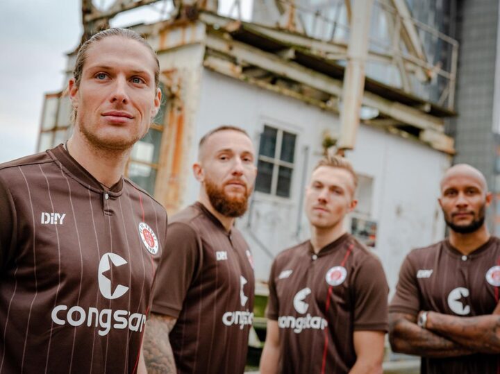 Tolle Aktion! St. Paulis Promi-Fans unterstützen das „DIIY“-Trikot