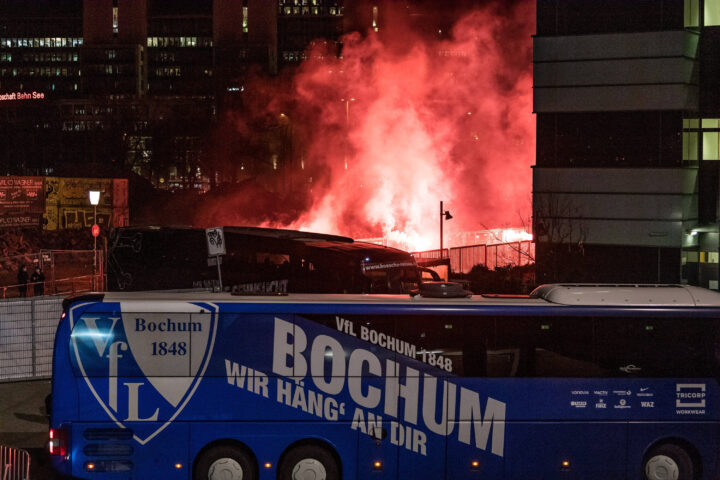 St. Pauli-Fans mit Pyro-Begrüßung vor dem Bochum-Spiel