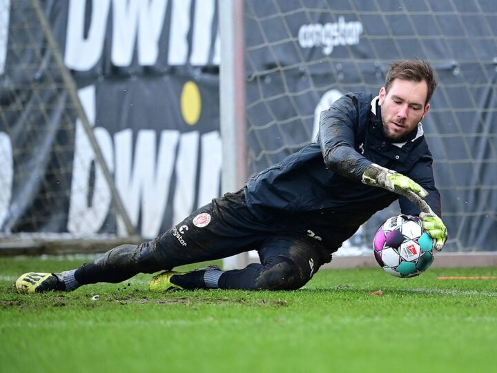 Robin Himmelmann könnte sich zurück ins St. Pauli-Training klagen