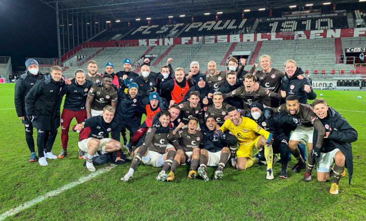 Wie in Heidenheim: St. Pauli feiert nach Sandhausen-Sieg mit Teamfoto