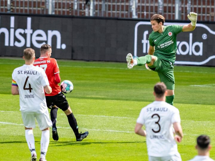 Bitterer Patzer: Der ganze FC St. Pauli unterstützt Dennis Smarsch