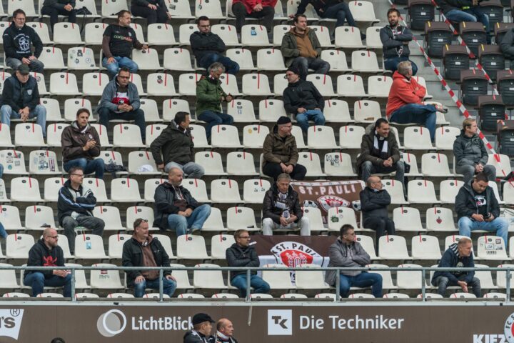 Kommentar: Das falsche Spiel bei Hamburgs Fan-Rückkehr in die Stadien